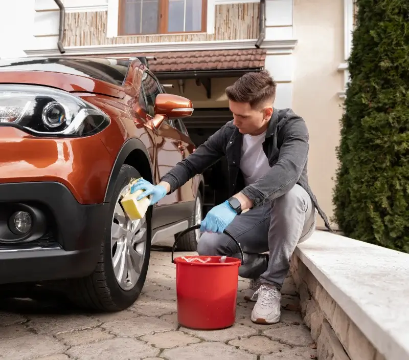 Lavage auto à domicile Cruguel : professionnel intervenant sur un véhicule